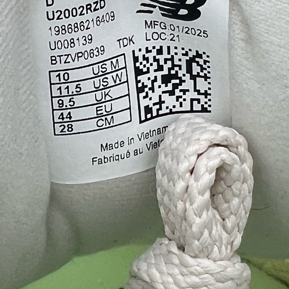 NEW New Balance size 10 Mens 2002R Candy Apple Green shoes - Picture 13 of 13